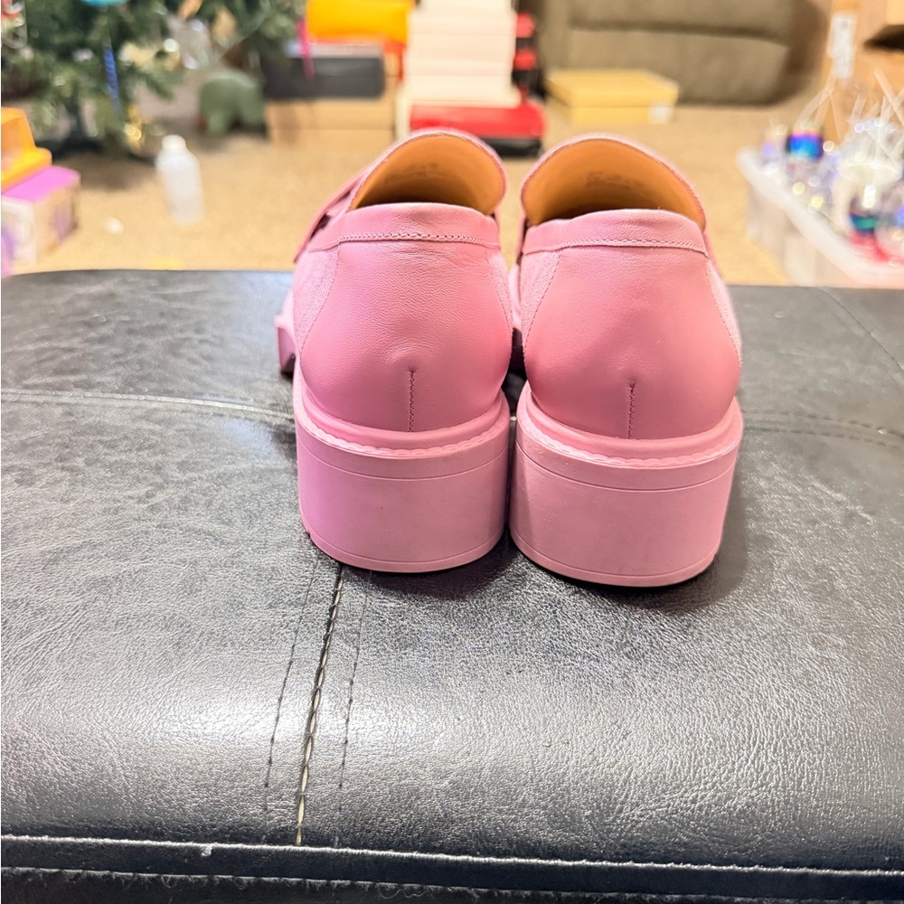 Stunning Coach Leah Platform Loafers in Pink Signature Monogram - Picture 2 of 4
